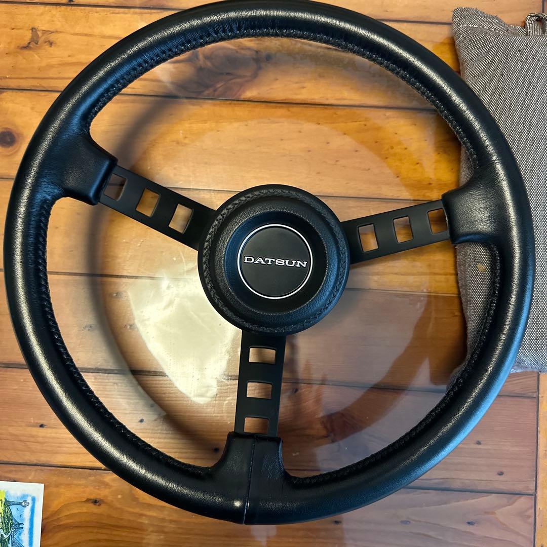 DATSUNコンぺタイプハンドルサニトラ専用ボス付き。