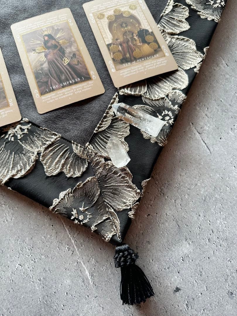 【新作】海外製エンボスフラワー生地のタロットクロス ブラック＆グレー