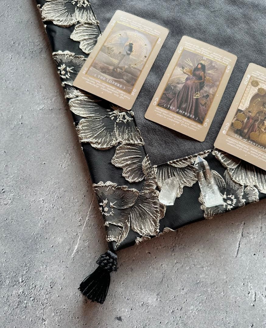 【新作】海外製エンボスフラワー生地のタロットクロス ブラック＆グレー