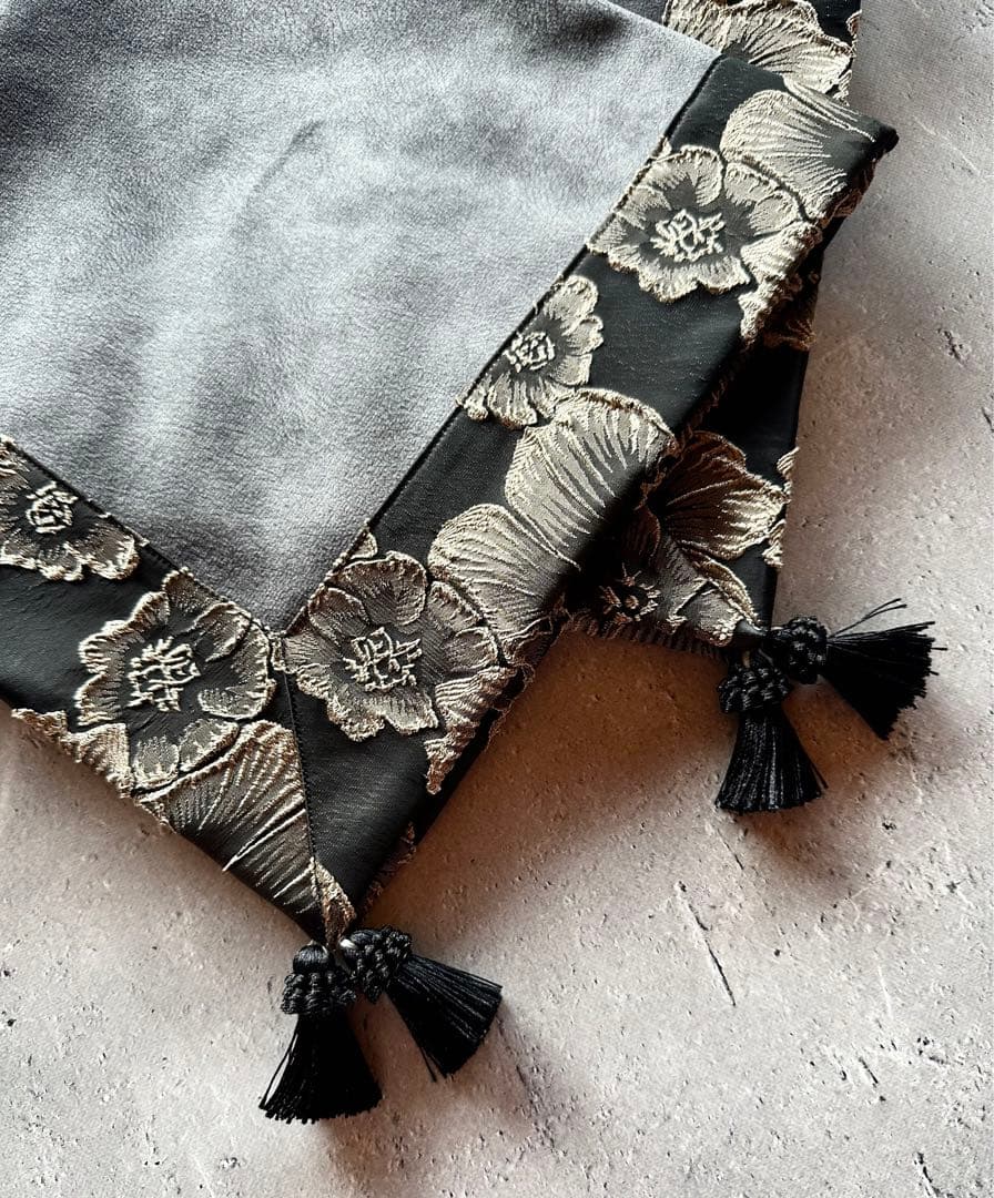 【新作】海外製エンボスフラワー生地のタロットクロス ブラック＆グレー