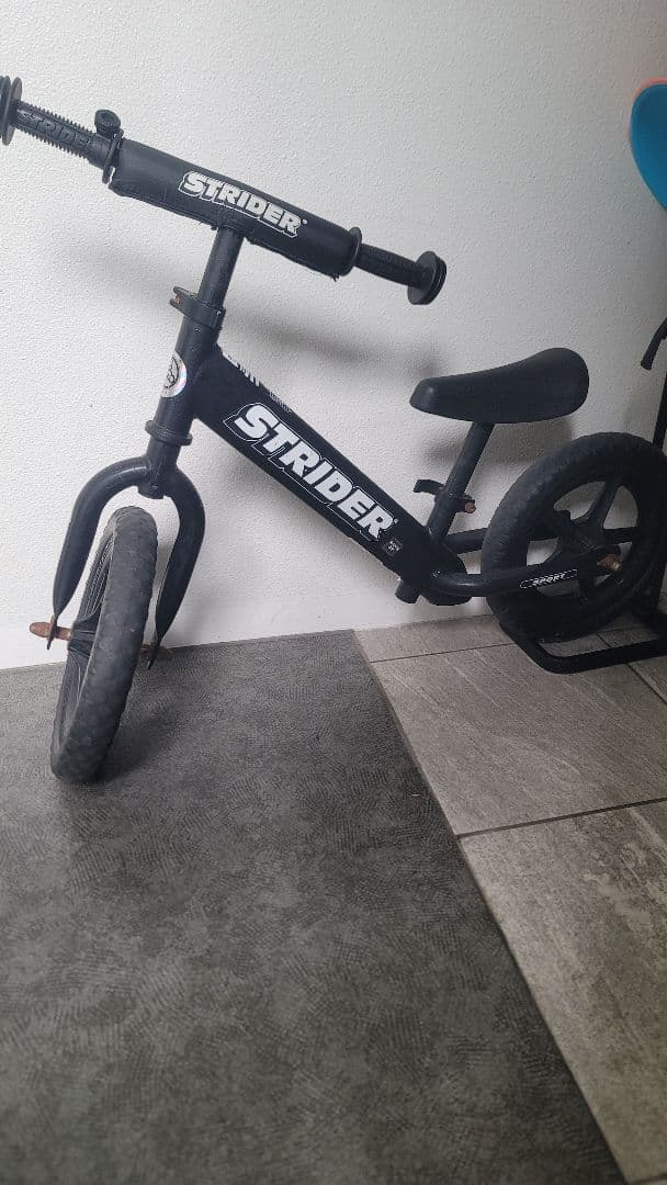 STRIDER バランスバイク　スタンド付き 12 ブラック