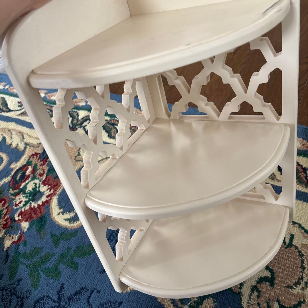 ホワイト木製シェルフ 3段 コーナーラック　飾り棚　アラベスク模様