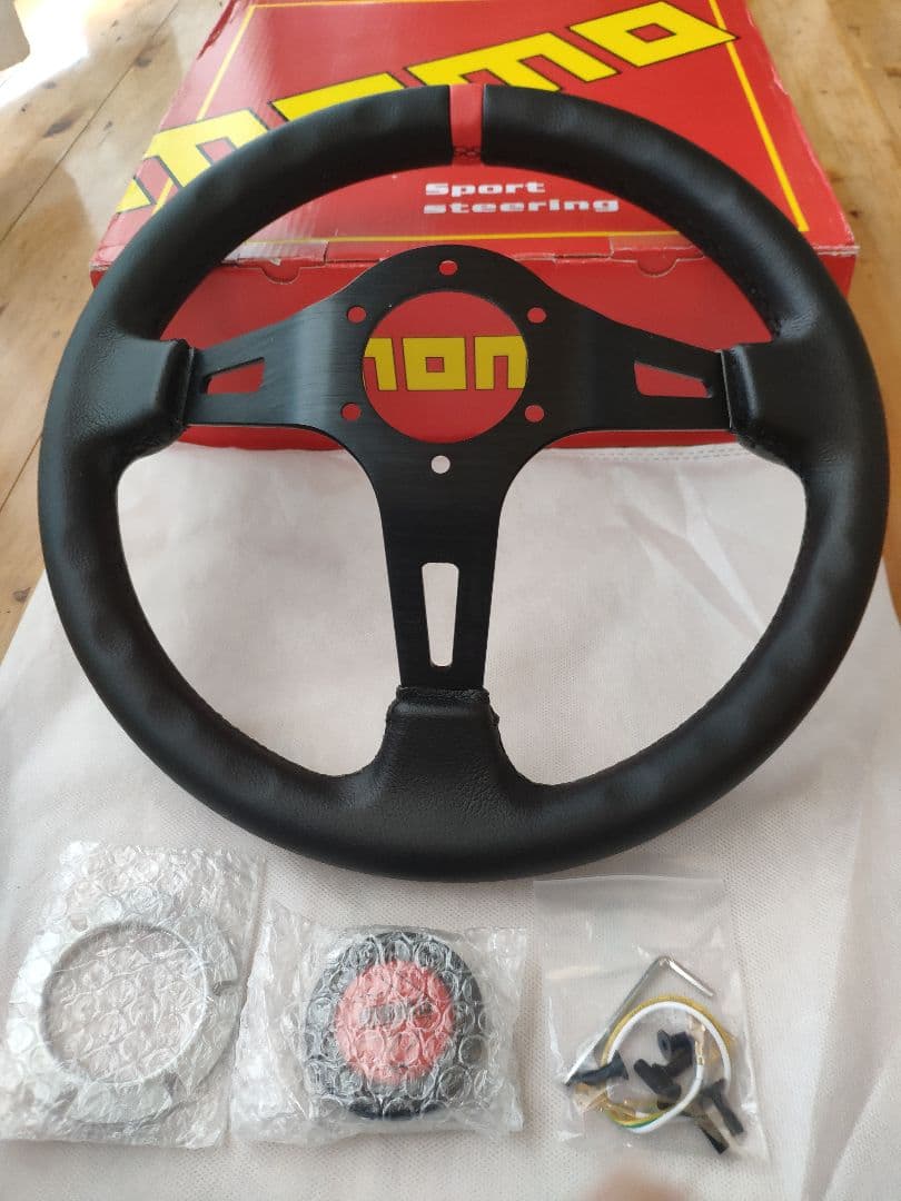 MOMO スタイル 革ステアリング Not Authentic