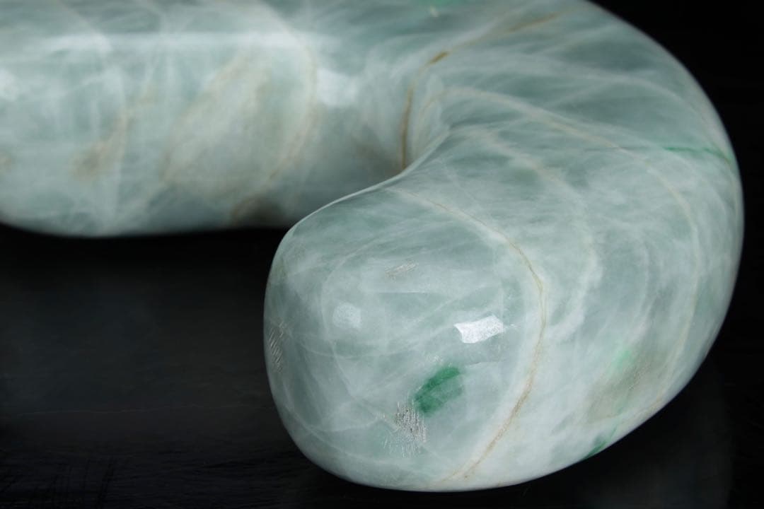 糸魚川翡翠 勾玉 特大2474g 天然ヒスイ 天然石 観賞石 原石 美石 鉱石