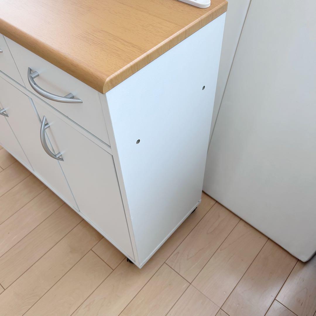 北欧　コンパクトキッチンカウンター　木目調　食器棚　ホワイトキャスターコンセント