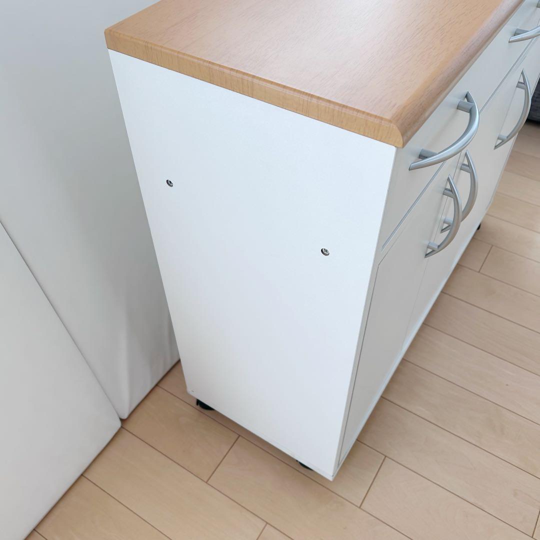 北欧　コンパクトキッチンカウンター　木目調　食器棚　ホワイトキャスターコンセント