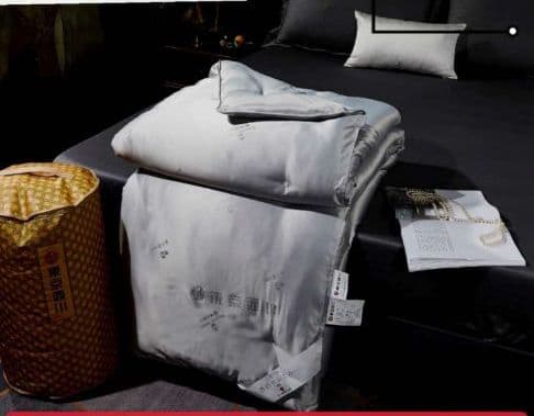 東京西川の絹糸は冬と秋に暖かくして芯布団に入れられます。