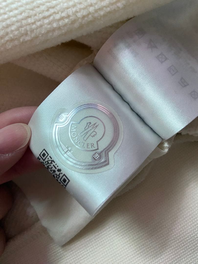 MONCLER エンボスロゴ スウェット