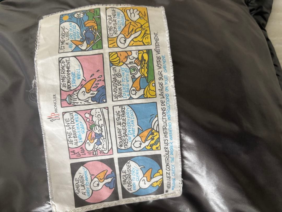 MONCLER ブラック ダウンジャケット フード付き