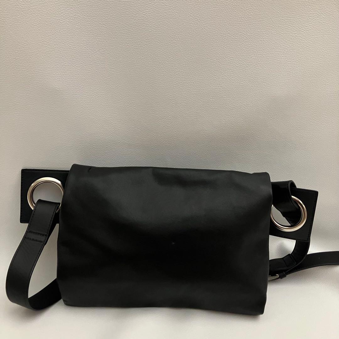 ✨極美品✨ KAWAKAWA ハトメボディバッグ Mサイズ レザー 黒　ブラック