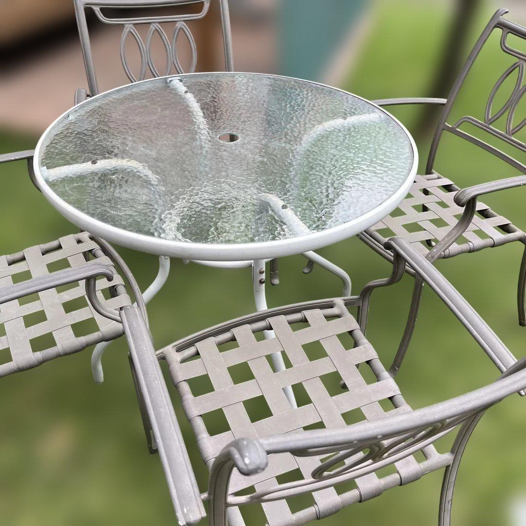 テーブルとアームチェア5セット