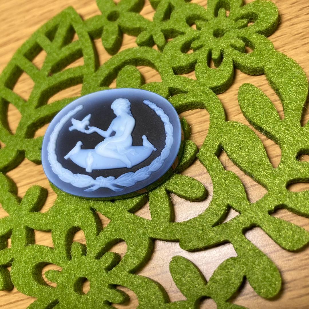 青色女性と鳥の彫刻ルース　ゲルバルドシュミット