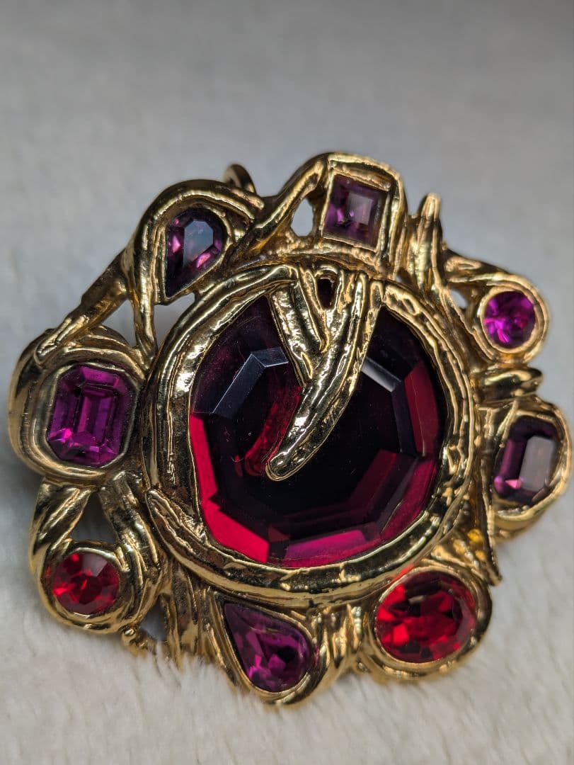 イヴ・サンローラン　ヴィンテージ　ブローチ　ペンダントトップ　グリポア