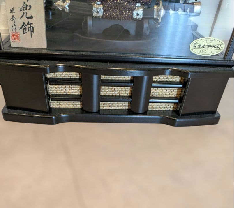 人形の鳳玉 五月人形 12号燻し銀彫金兜飾 飾り台ケース