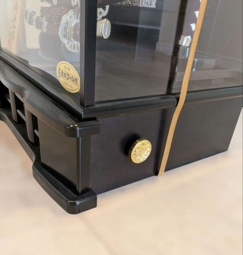 人形の鳳玉 五月人形 12号燻し銀彫金兜飾 飾り台ケース