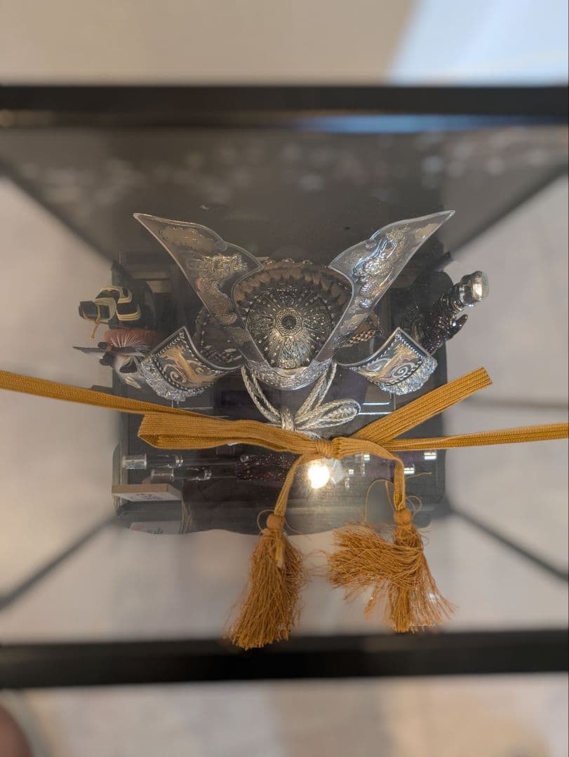 人形の鳳玉 五月人形 12号燻し銀彫金兜飾 飾り台ケース