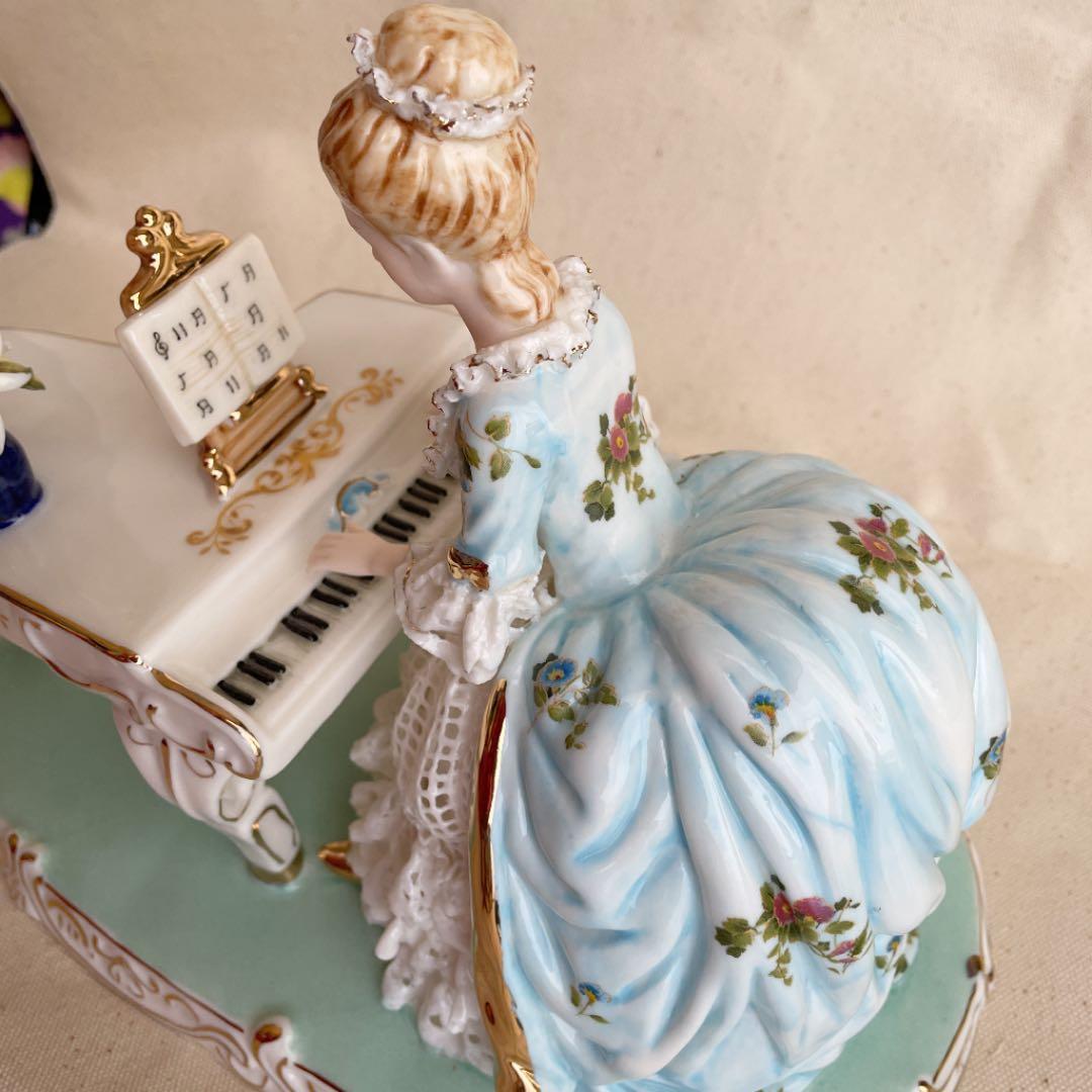ケース付き　ピアノ弾く貴婦人　磁器
