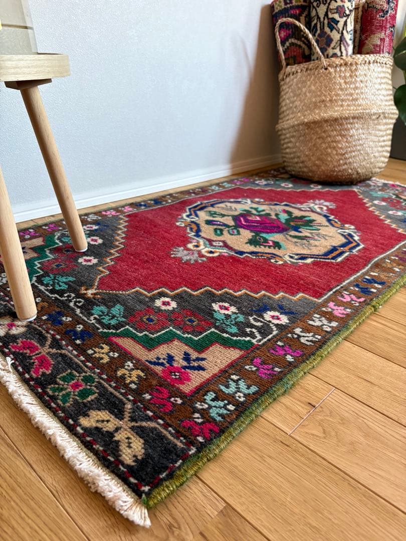 スモールサイズ　赤い花柄のヴィンテージラグ　トルコアナトリア地方