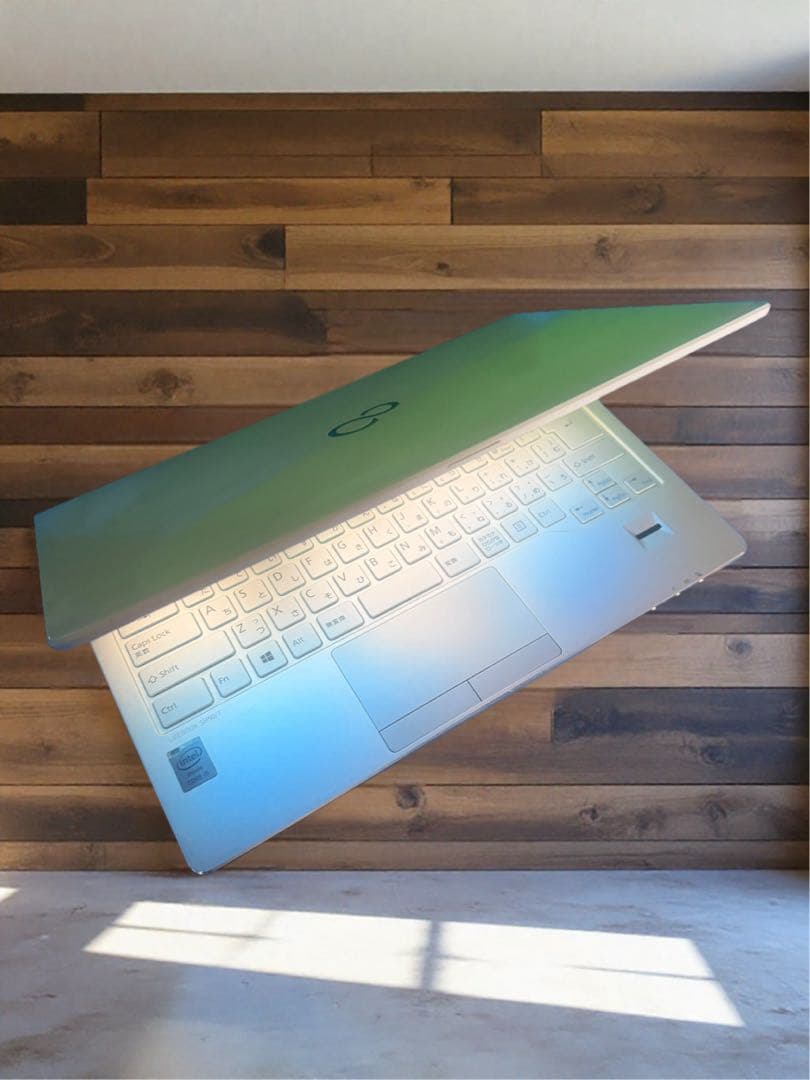 小型軽量✨カメラ、タッチパネル便利❣️白シルバー快適❣️ノートパソコン✨学生社会人‼️