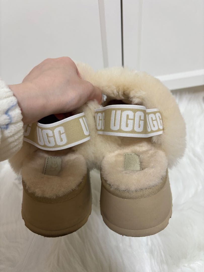 UGG ベージュ 厚底スライドサンダル