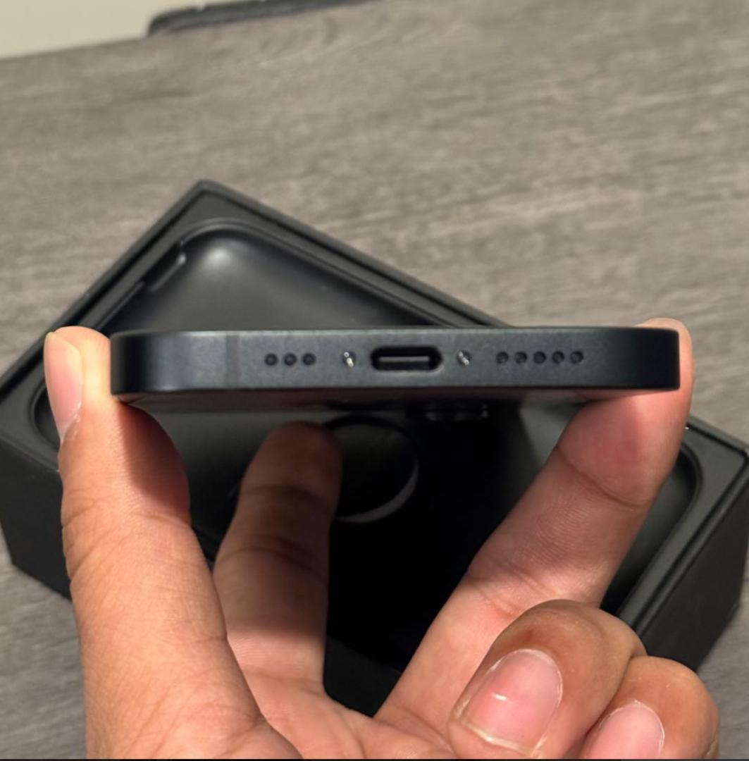 ほぼ未使用　iPhone 16e 128GB バッテリー100％