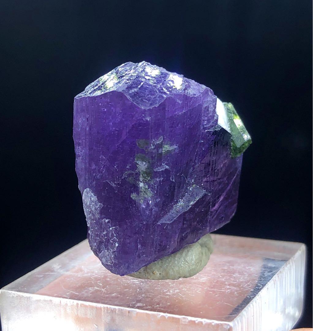 天然の紫色のスカポライトと緑のトルマリン