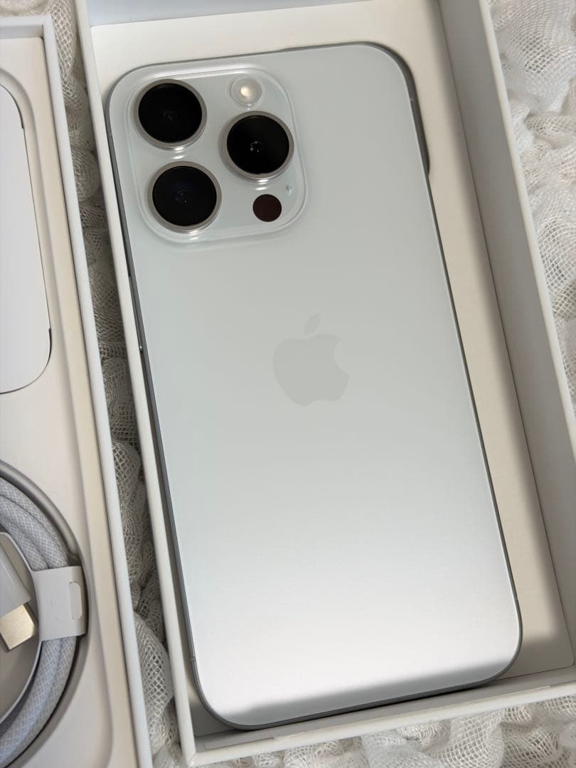 Apple iPhone15Pro 256GB ホワイトチタニウム 本体 極美品