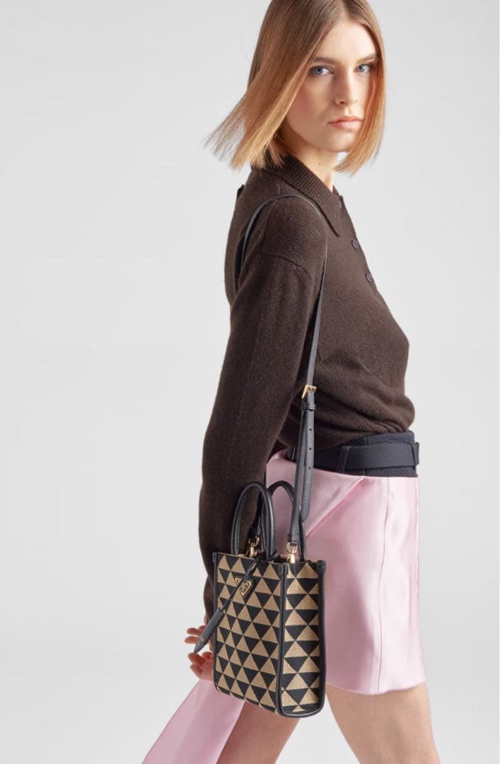 PRADAシンボルトライアングルミニバッグ