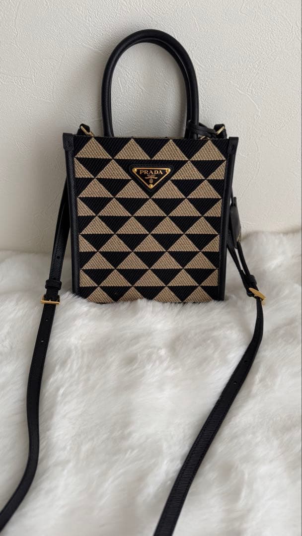 PRADAシンボルトライアングルミニバッグ