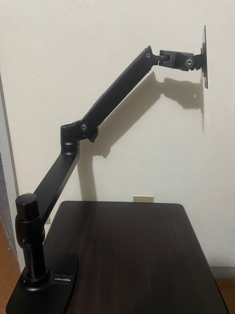 Amazonベーシック モニターアーム（エルゴトロンLX OEM品）です。