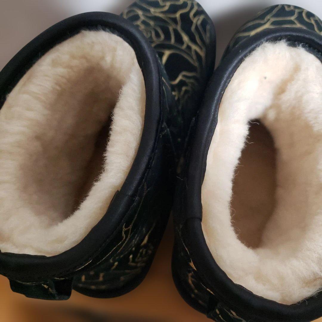 UGG黒と金の薔ローズ柄ムートンブーツ