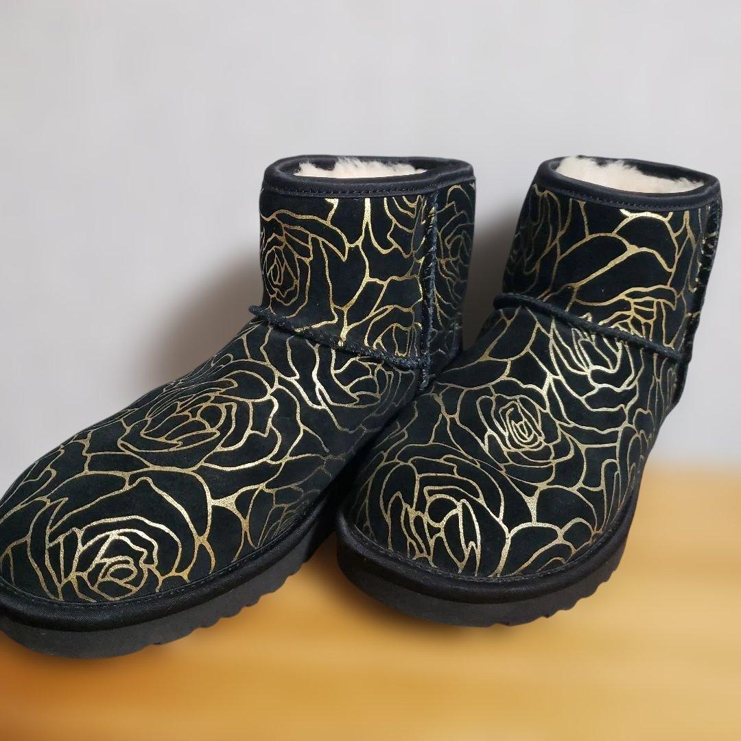 UGG黒と金の薔ローズ柄ムートンブーツ