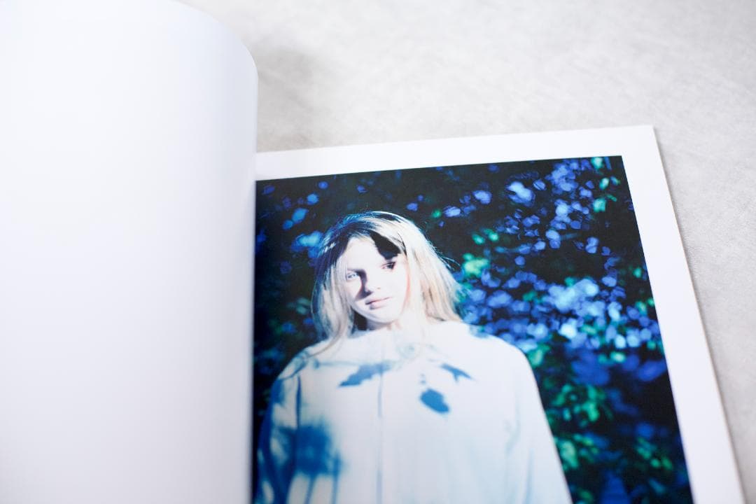 美本・山元彩香写真集 「We are Made of Grass〜」 サインあり