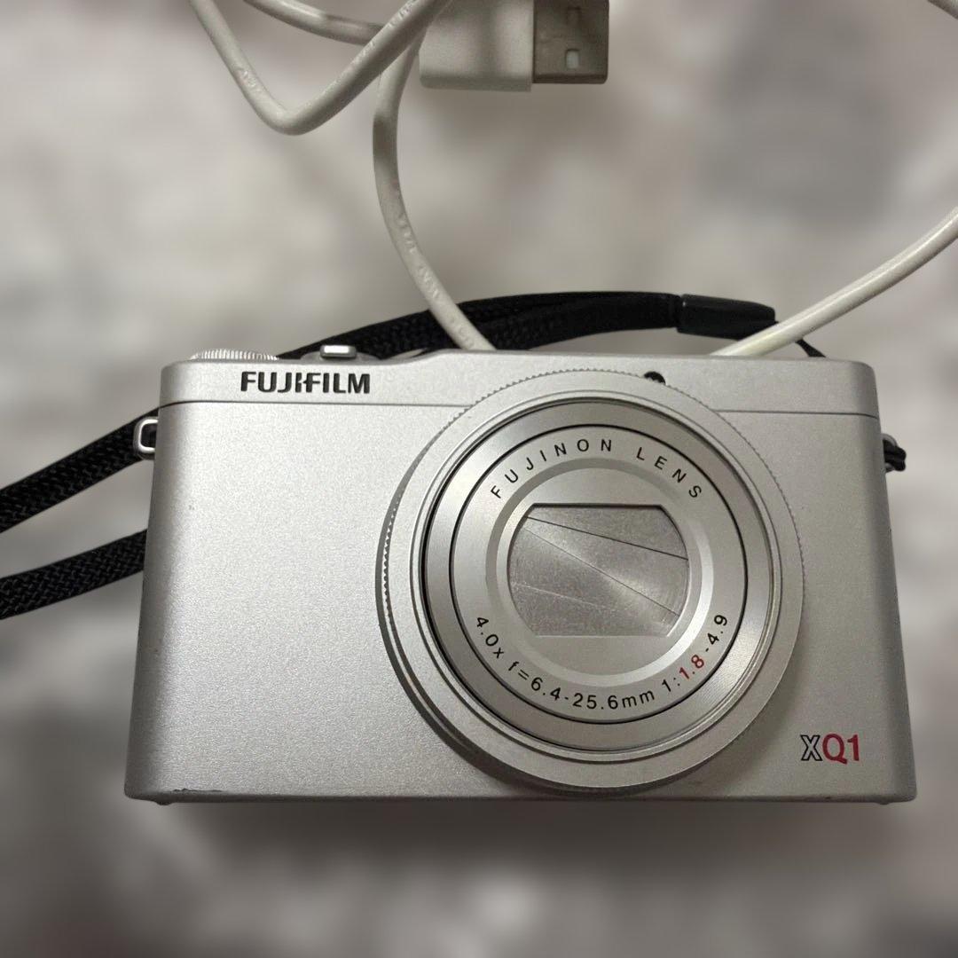 【セール！】Fujifilm XQ1 シルバー コンパクトデジタルカメラ