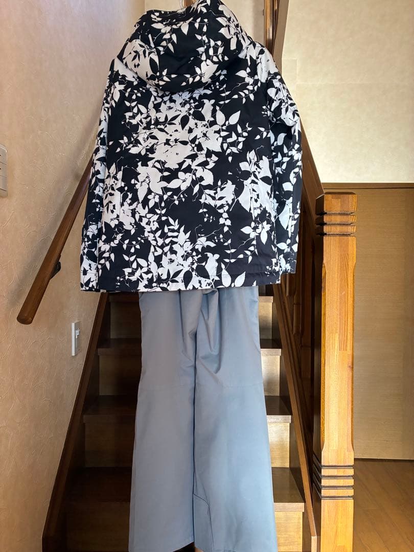 オンヨネ　女性用スキーウェア 花柄