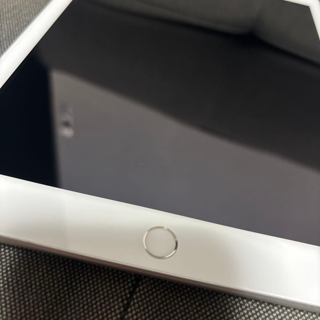 Apple iPad (第5世代) 32GB ホワイト　WiFi＿セルラーモデル