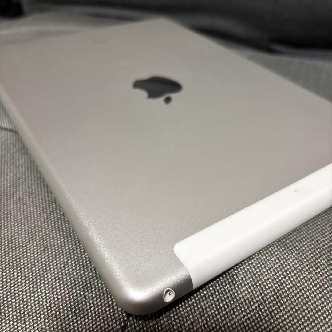 Apple iPad (第5世代) 32GB ホワイト　WiFi＿セルラーモデル