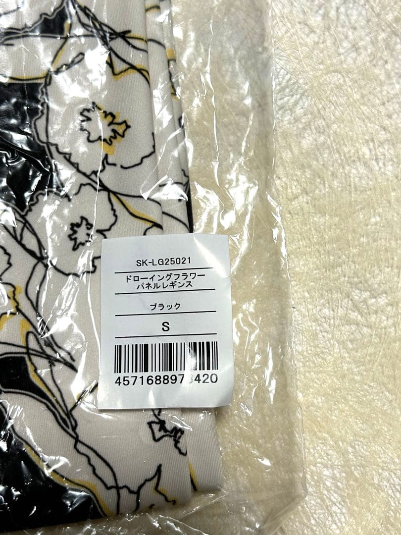 新品未開封　スカーラ新作LAVA ヨガパンツ Sサイズ 黒