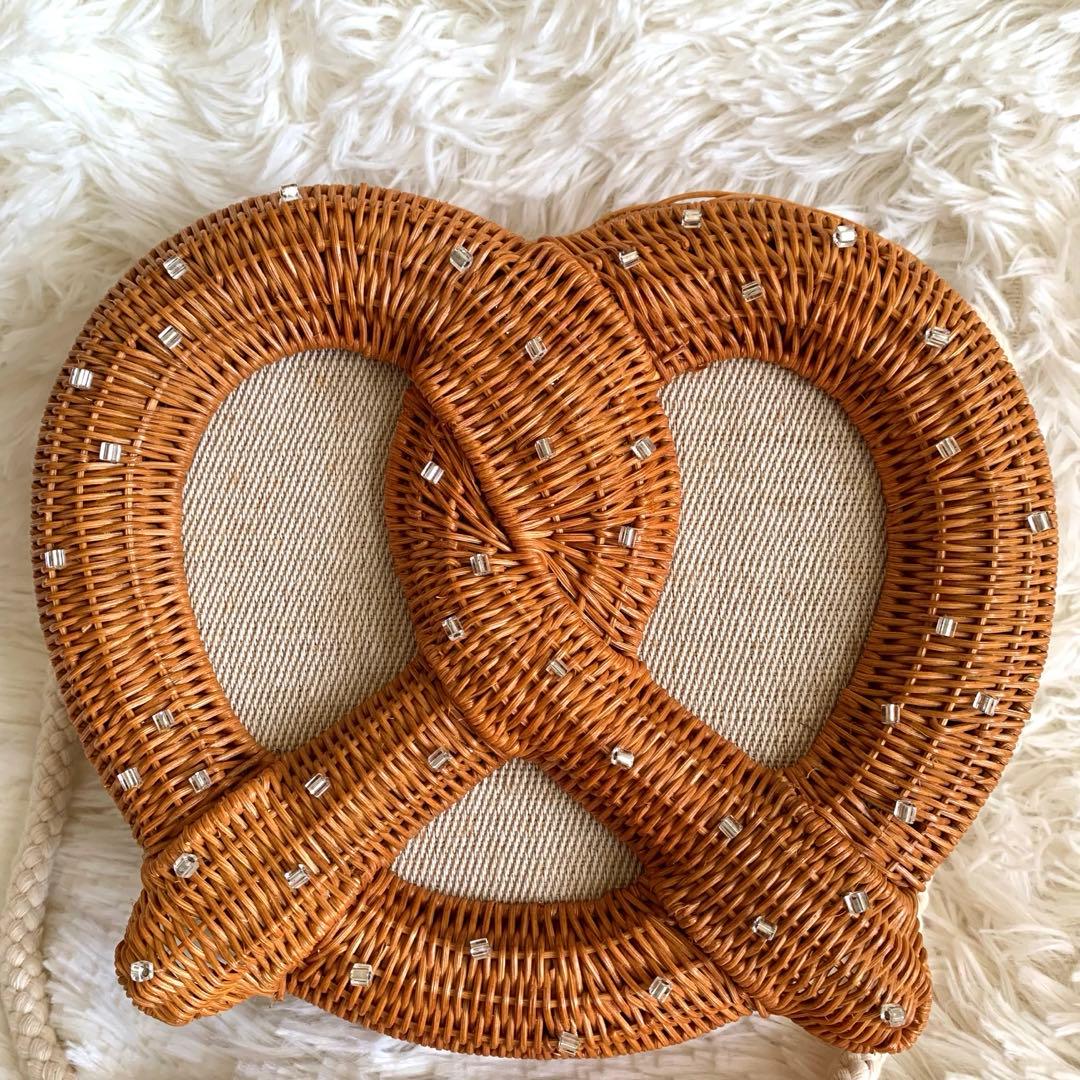 accommode プレッツェルショルダーバッグ プレッツェル