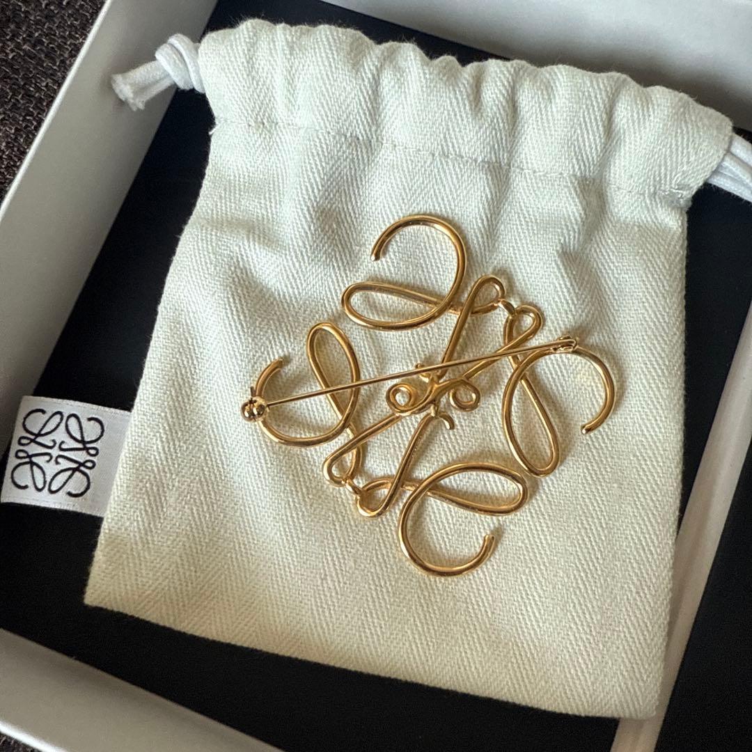LOEWE ゴールドブローチ ポーチ箱付き