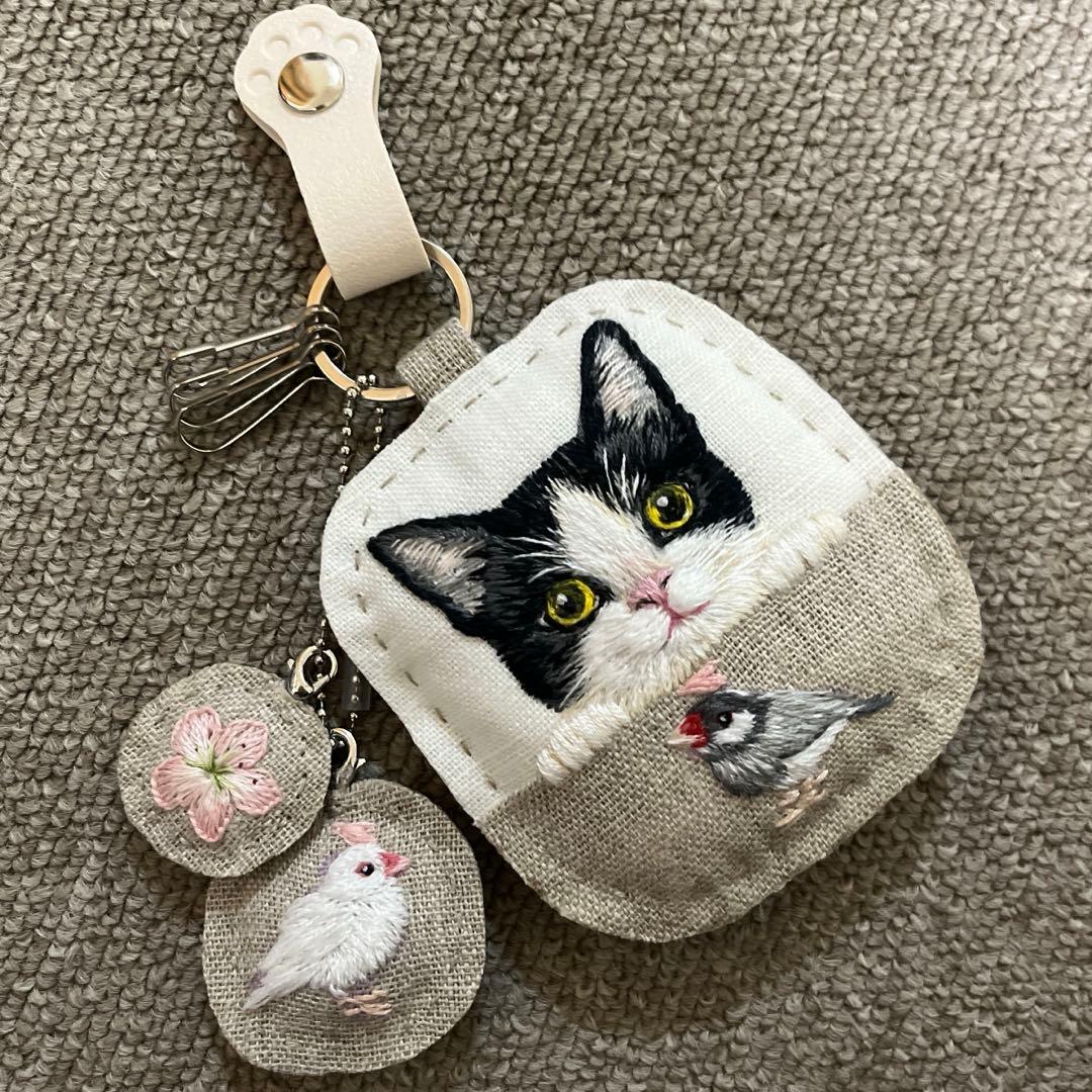 タ*ー様 ハンドメイド刺繍キーホルダー　ハチワレさんと桜文鳥さん