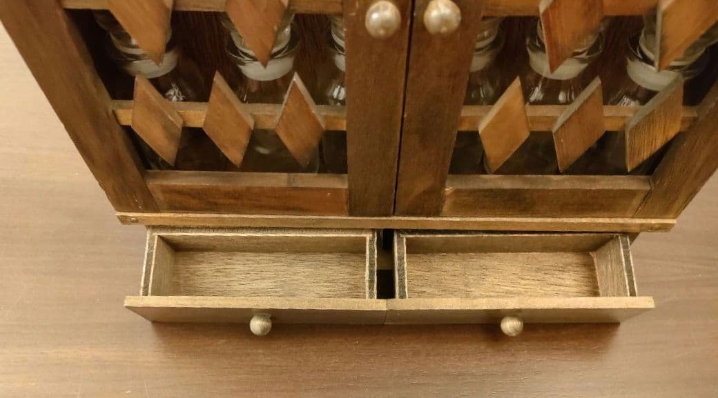 アンティーク風の小物入れ（小瓶棚）　壁掛けタイプ　小瓶10本付属