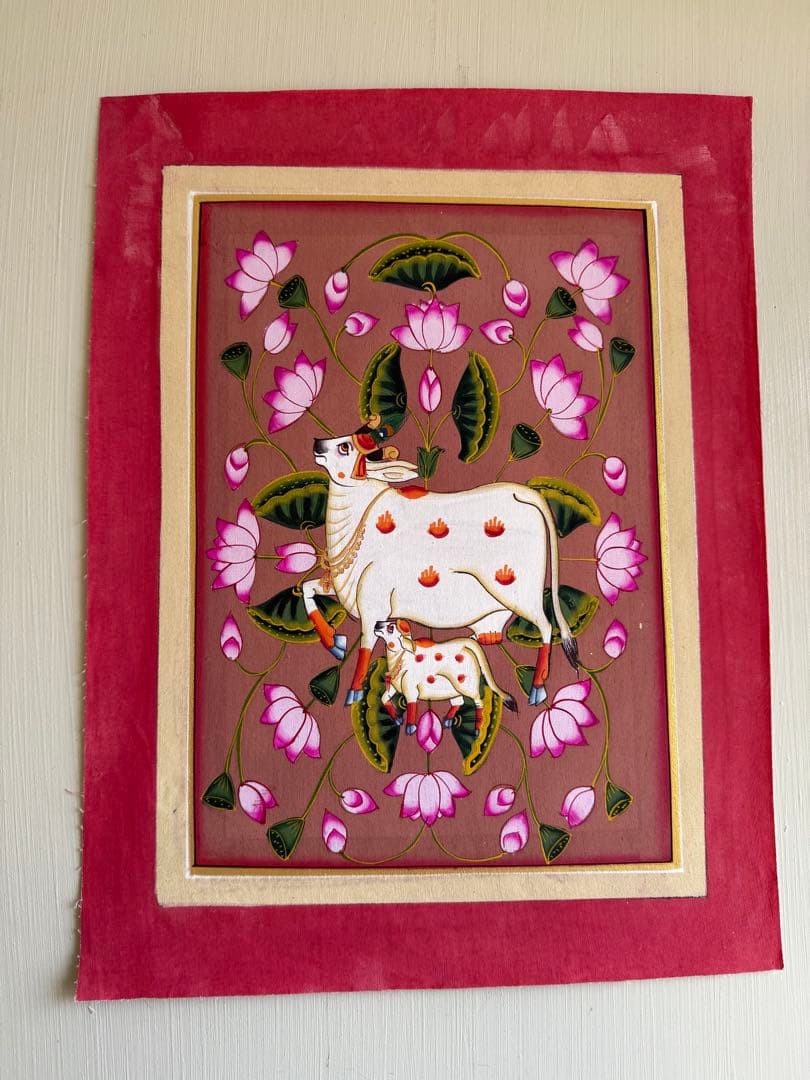 インド手描きピチャワイ画　牛と蓮の花の絵画