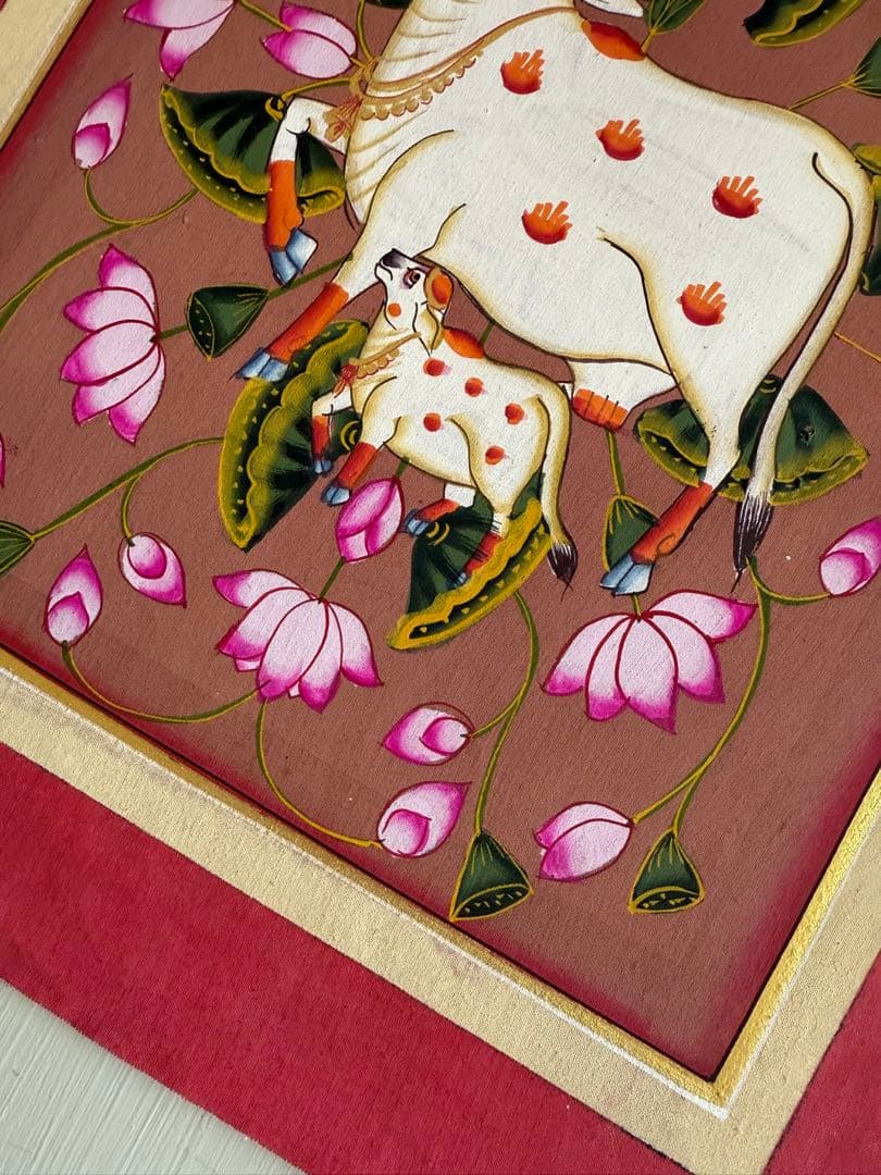 インド手描きピチャワイ画　牛と蓮の花の絵画