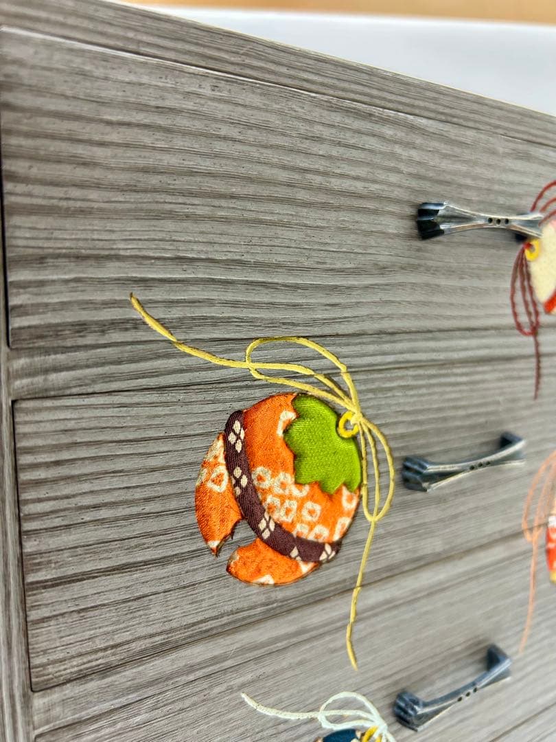 浅草　桐タンス　和風刺繍飾り　小物収納　小引出し　桐工芸　小物入れ　木目込み