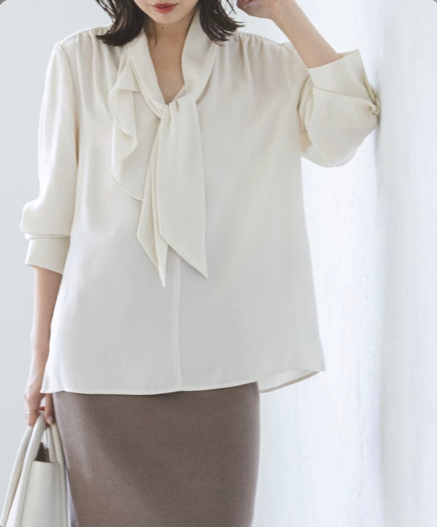 NOBLE ロイヤルサテンボウタイブラウス　アイボリー