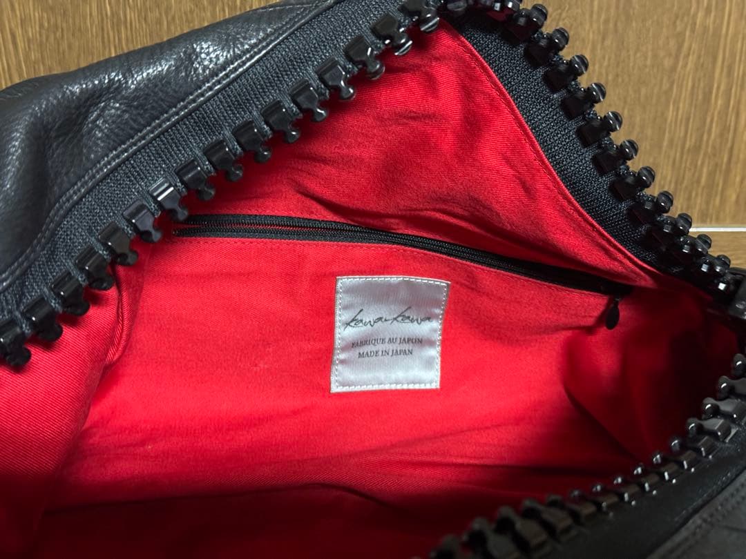 Kawa-Kawaビッグファスナー 本革 A4 斜め掛け ショルダーバッグ 黒