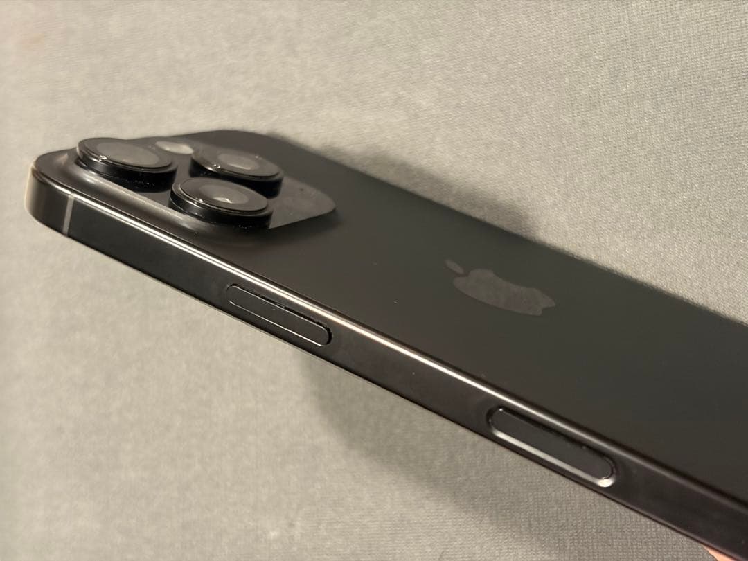 Apple iPhone 16 Pro 本体　ブラックチタニウム　256GB