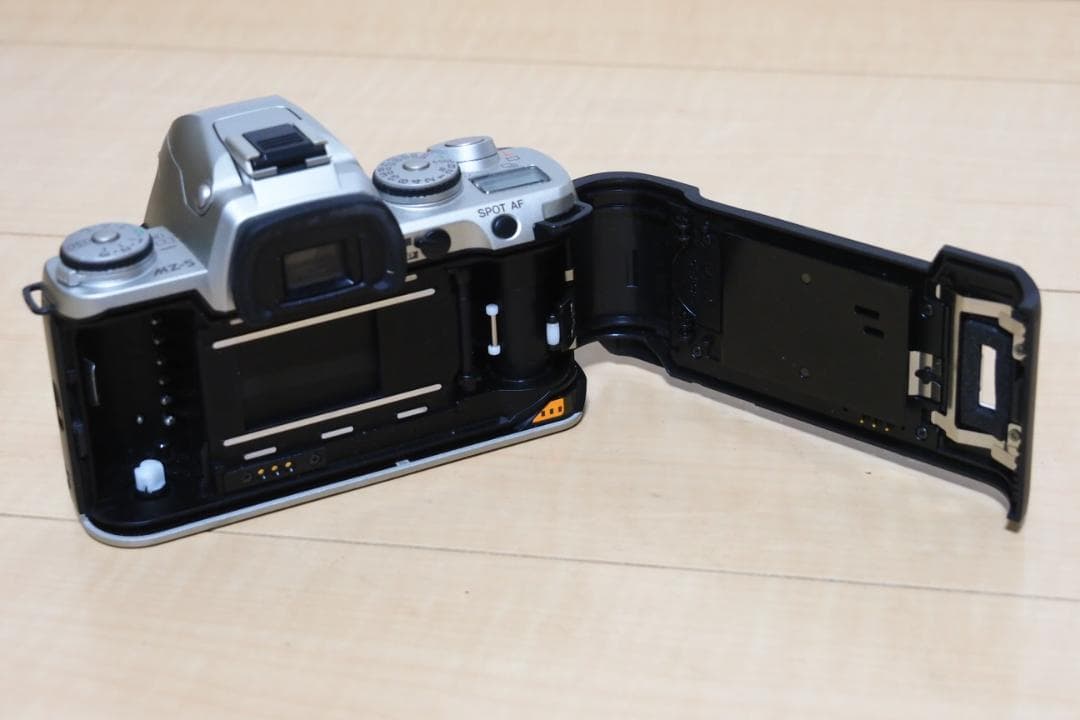 Pentax MZ-5 受賞記念モデル & バッテリーグリップFG