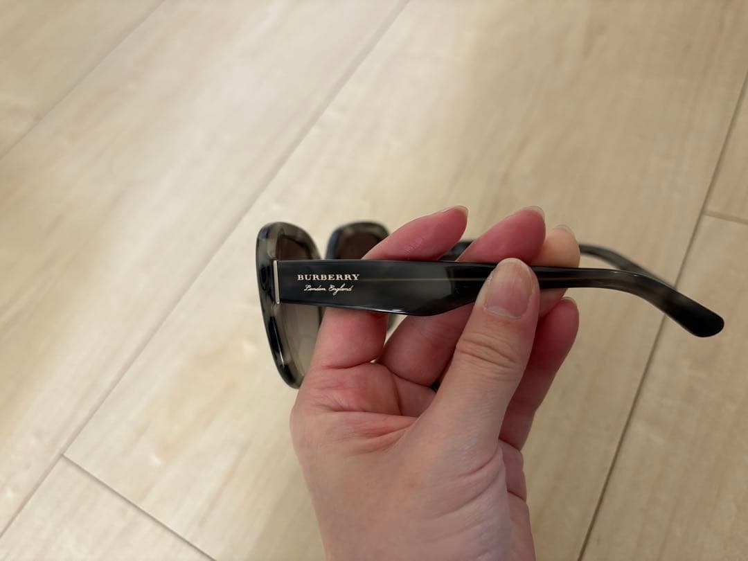 Burberry グレー系ラウンドサングラス ケース付き